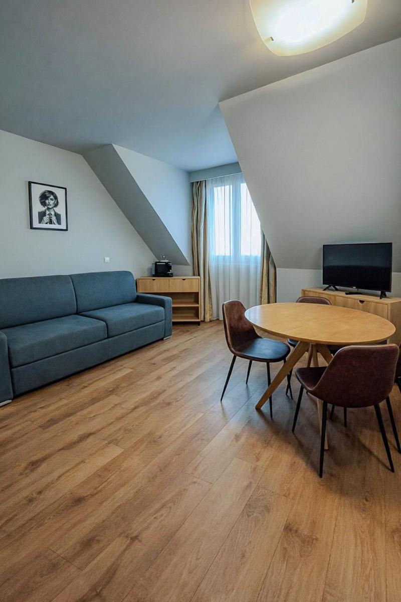Télévision ou salle de divertissement dans l'établissement Tulip Inn Honfleur Residence & Spa