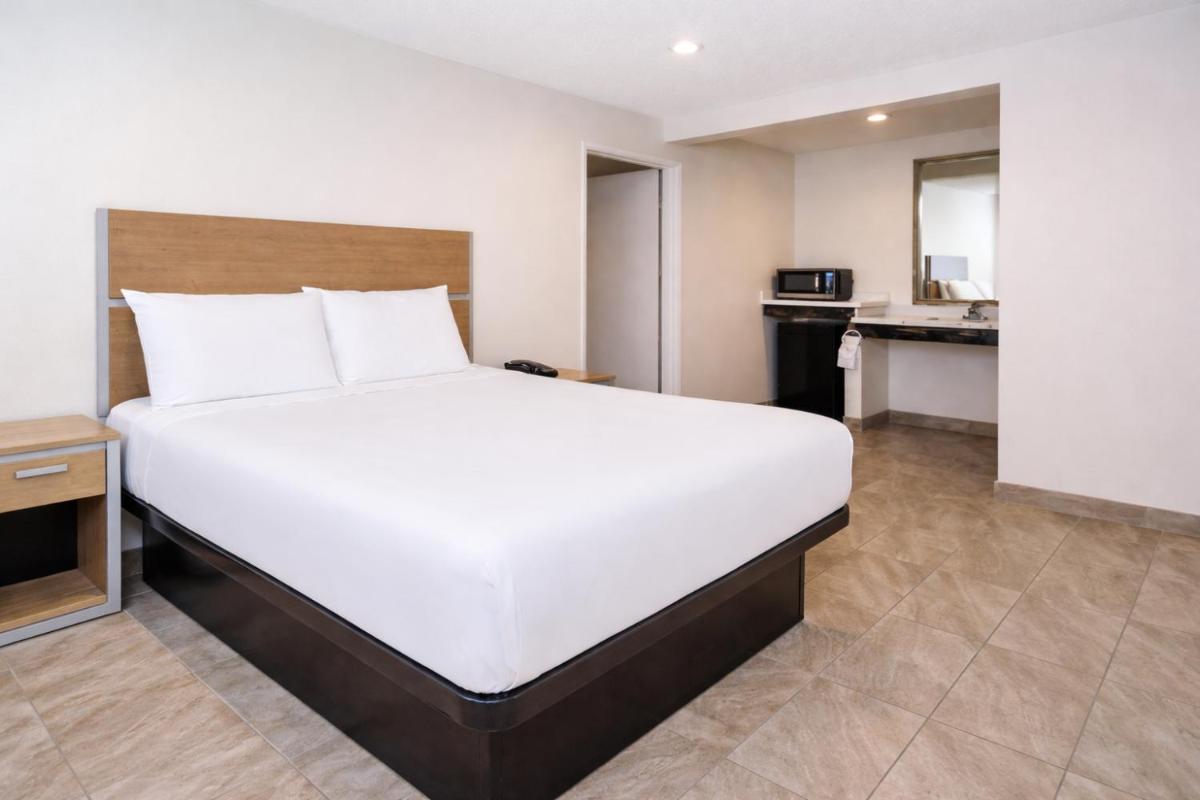 Super 8 by Wyndham Bakersfield CA Near Airport - Housity