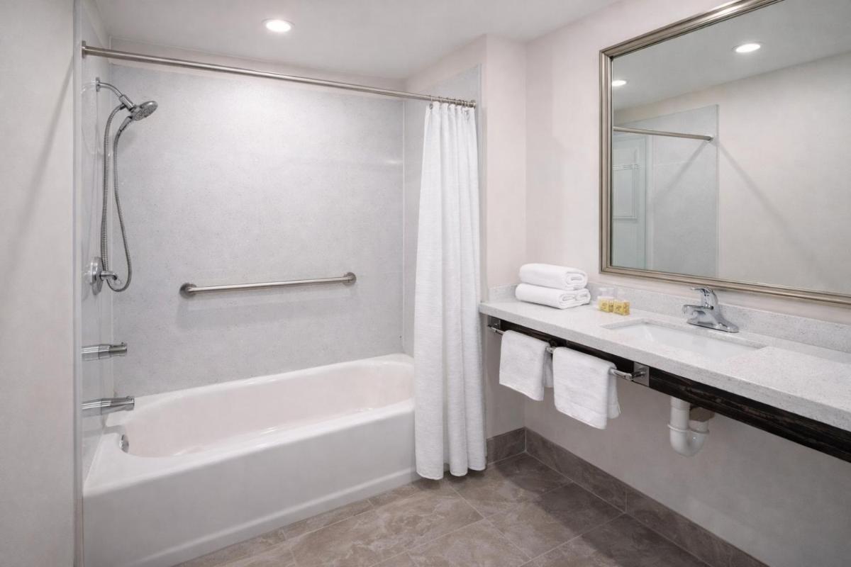 Super 8 by Wyndham Bakersfield CA Near Airport - Housity