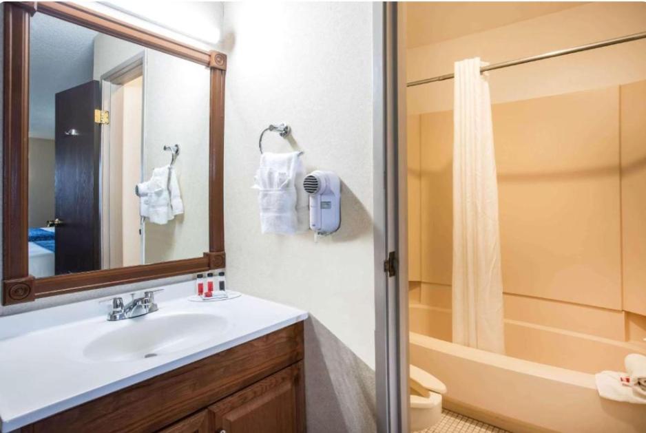Travelodge by Wyndham Colorado Springs Airport - Peterson SFB - Housity