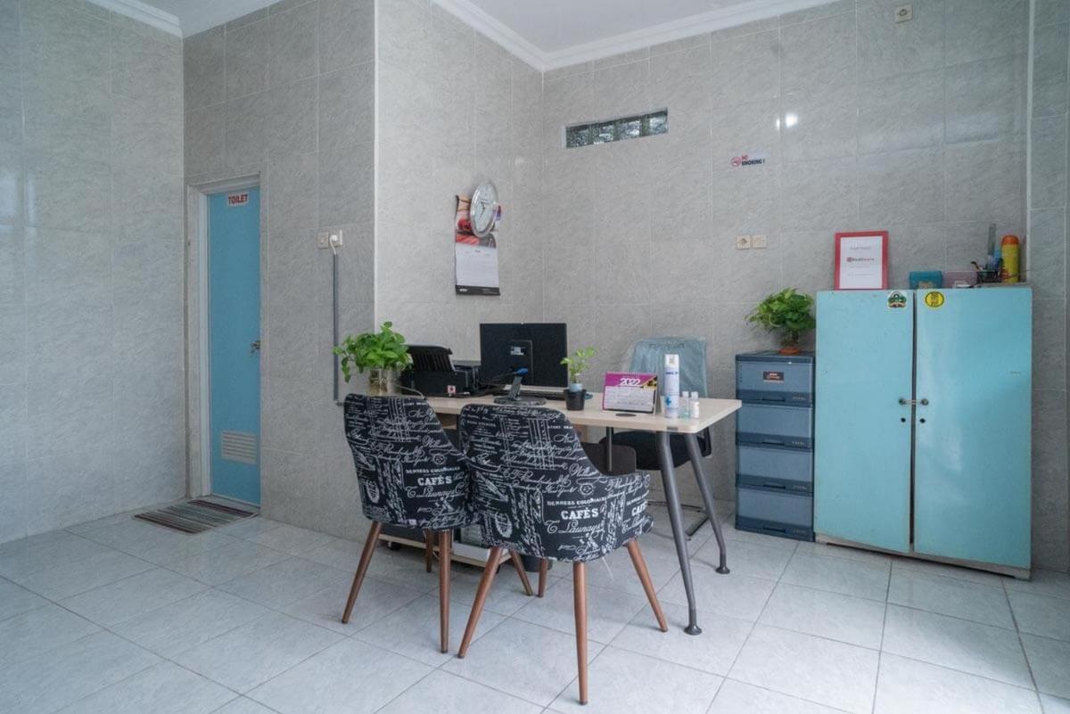 RedDoorz Plus near Cito Mall Surabaya - Housity