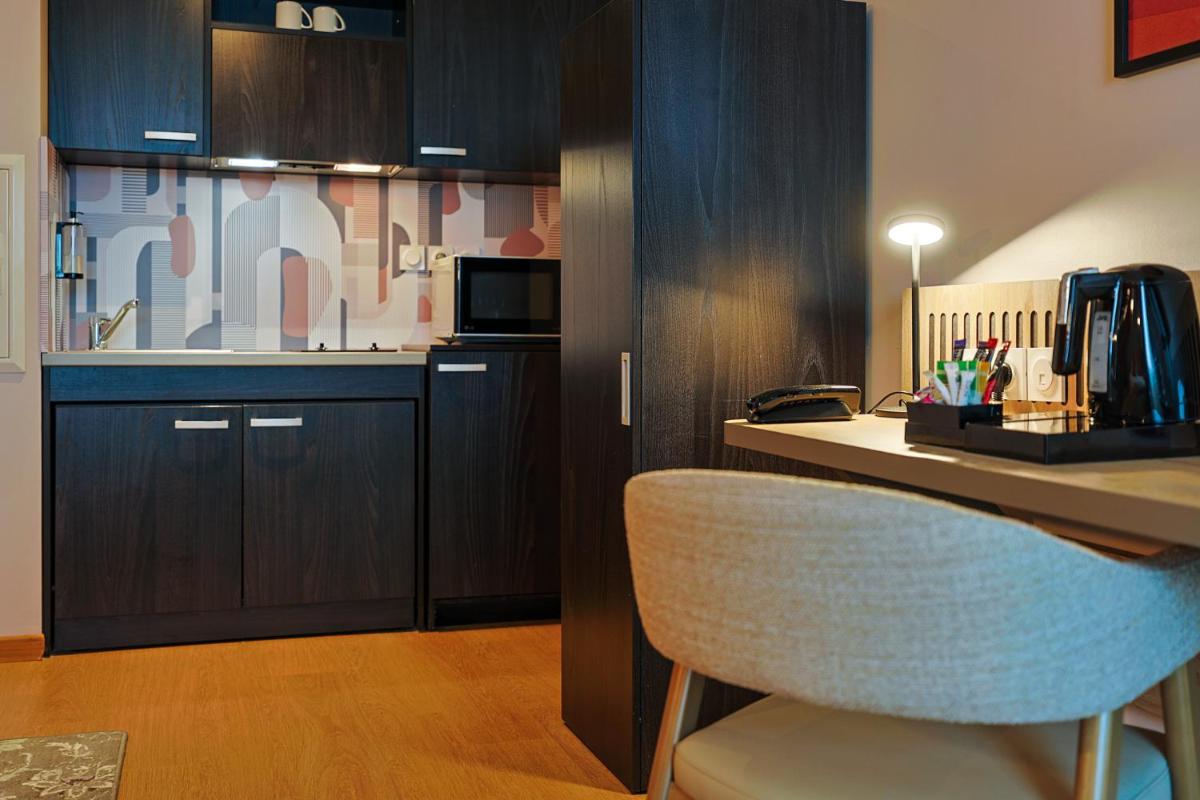 Cuisine ou kitchenette dans l'établissement Seven Urban Suites Nantes Centre