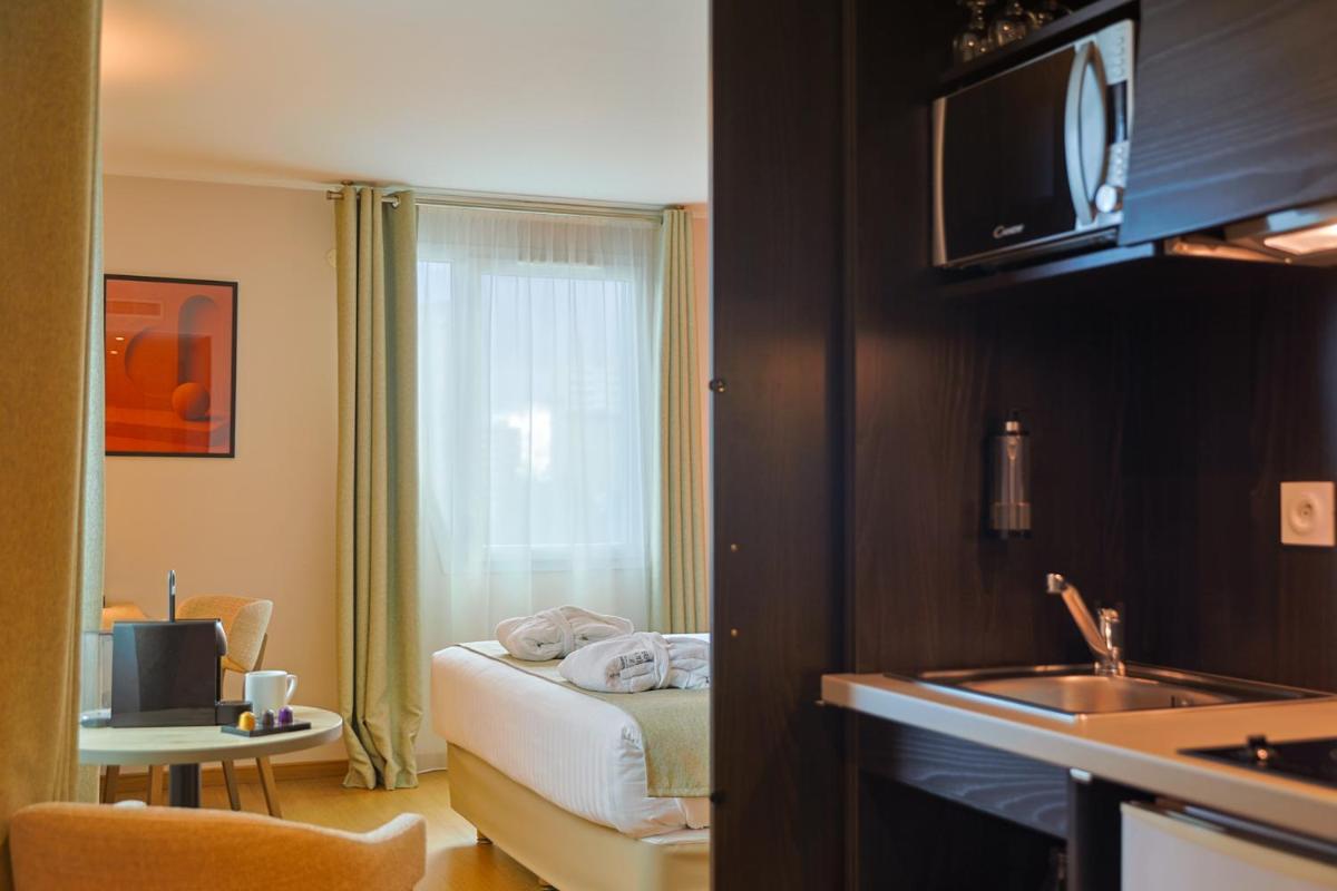 Télévision ou salle de divertissement dans l'établissement Seven Urban Suites Nantes Centre