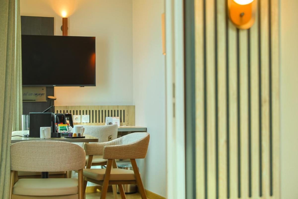 Télévision ou salle de divertissement dans l'établissement Seven Urban Suites Nantes Centre