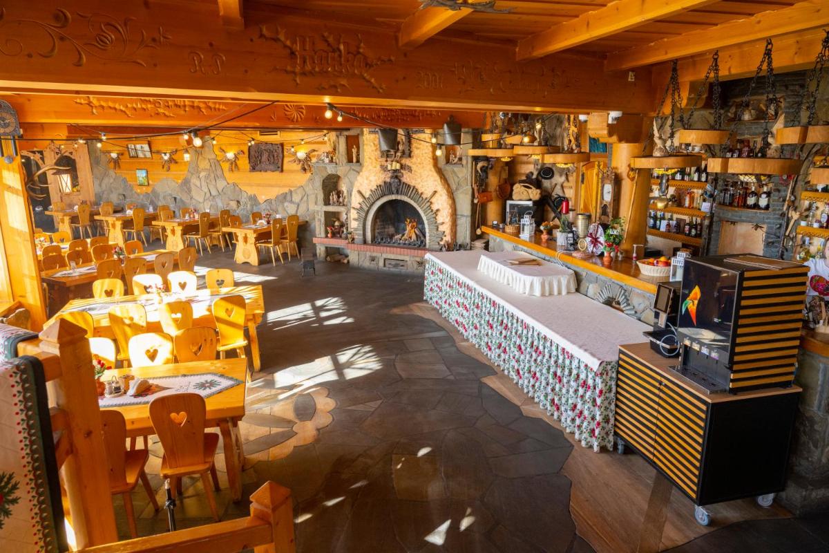 Skalny Dworek - Housity