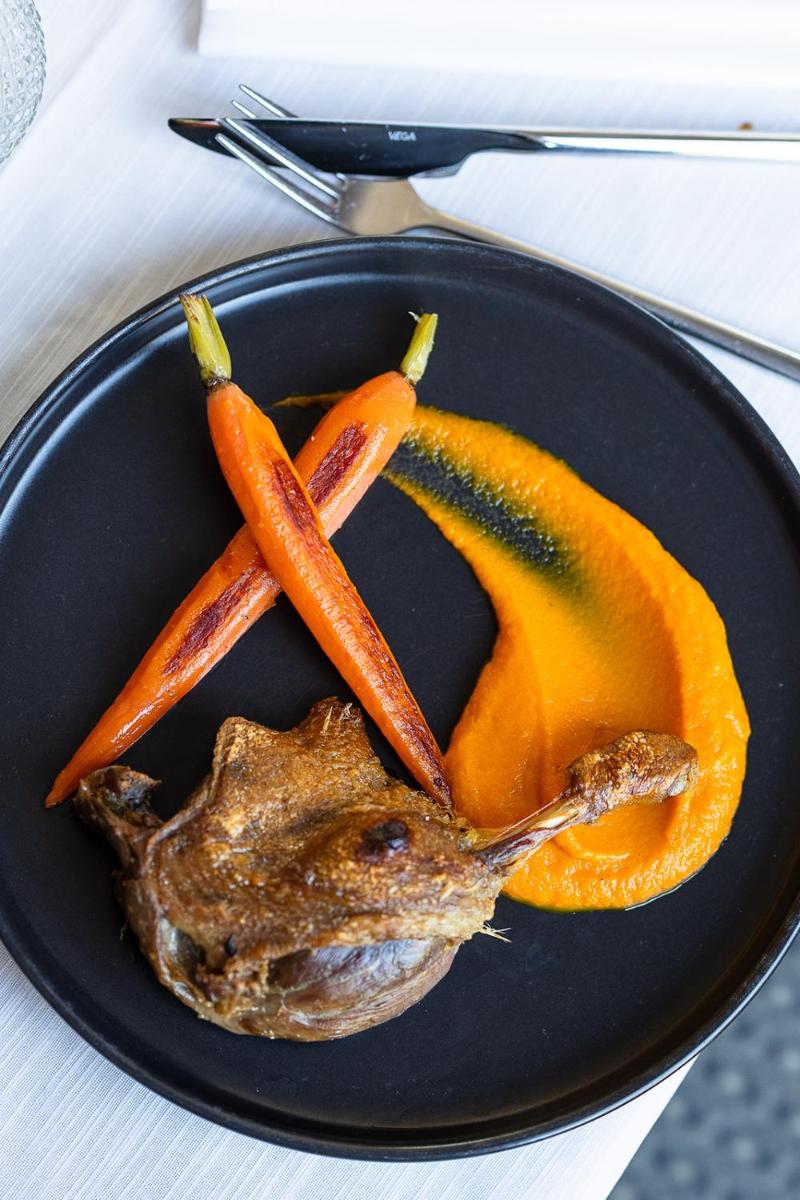 une assiette de nourriture avec des carottes et un poisson dans l'établissement Renaissance Aix-en-Provence Hotel, à Aix-en-Provence