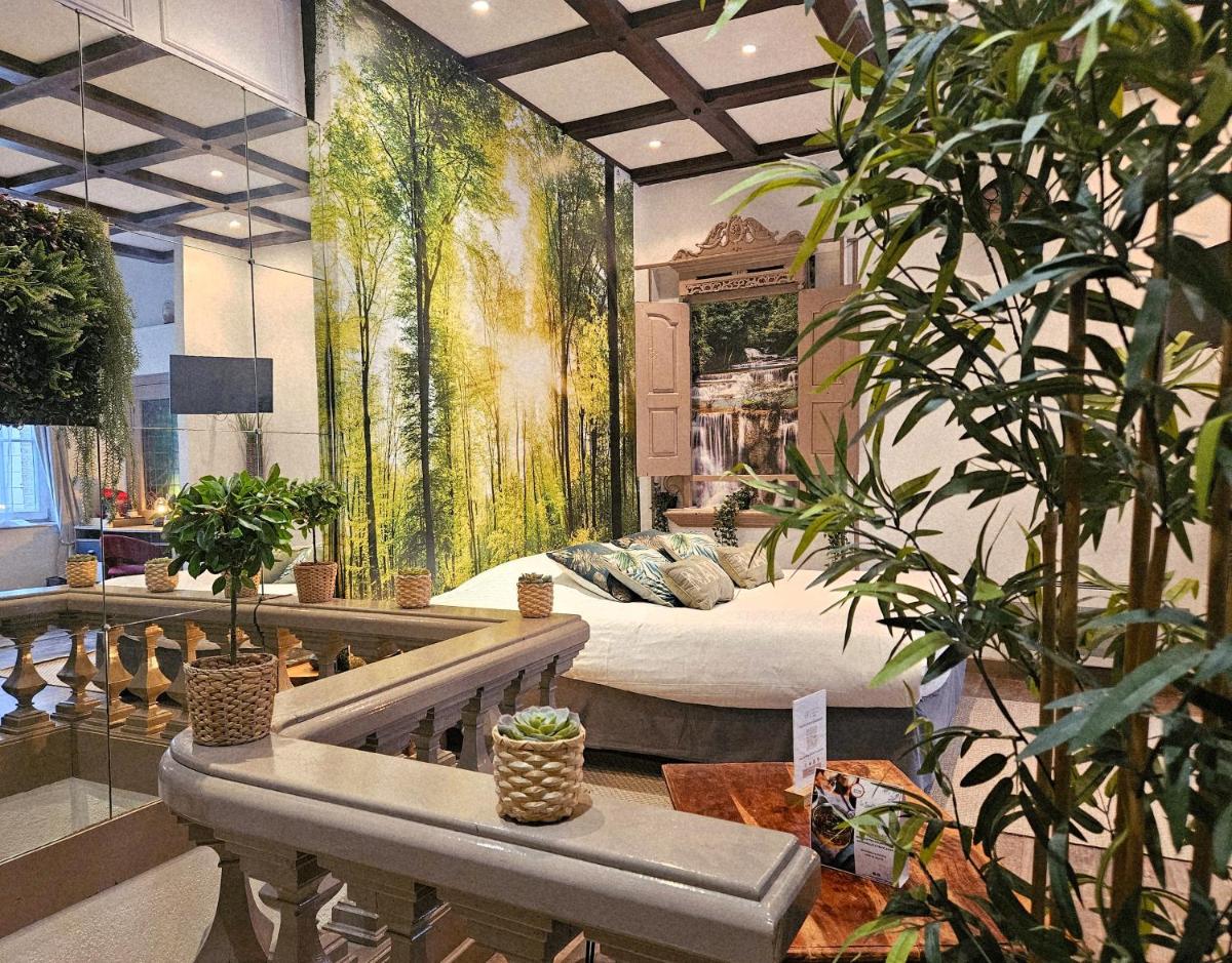 une chambre avec un lit et des plantes dedans dans l'établissement Châtellerie De Schoebeque, à Cassel