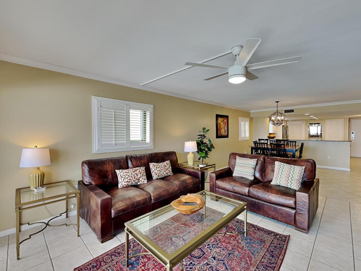 Breakers East #806 - Housity