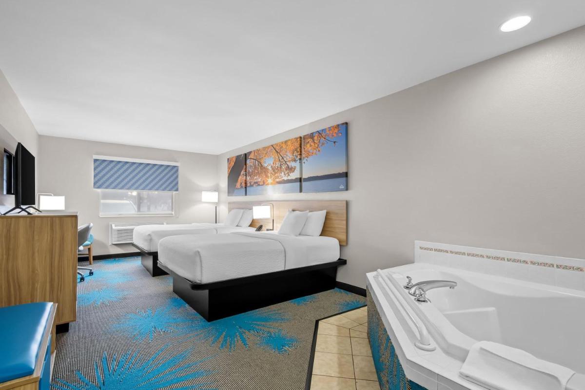 Days Inn by Wyndham Imlay City - Housity