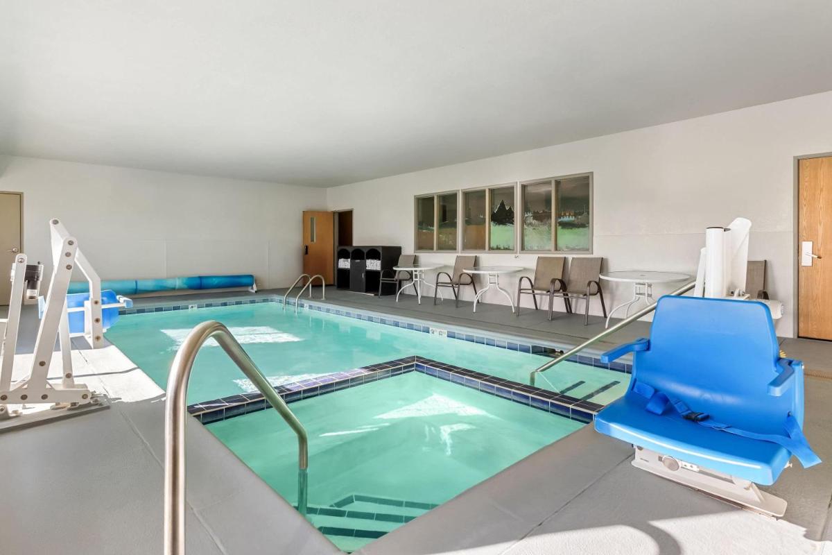 Days Inn & Suites by Wyndham Castle Rock - Housity