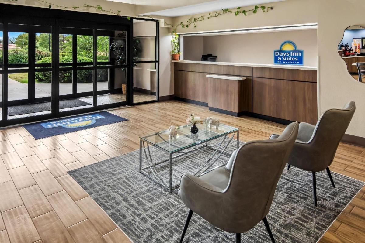 Days Inn & Suites by Wyndham DeSoto - Housity