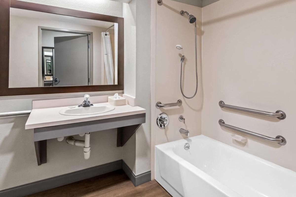 Days Inn & Suites by Wyndham DeSoto - Housity