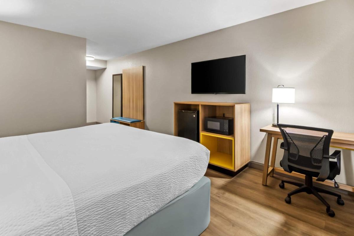Days Inn & Suites by Wyndham DeSoto - Housity