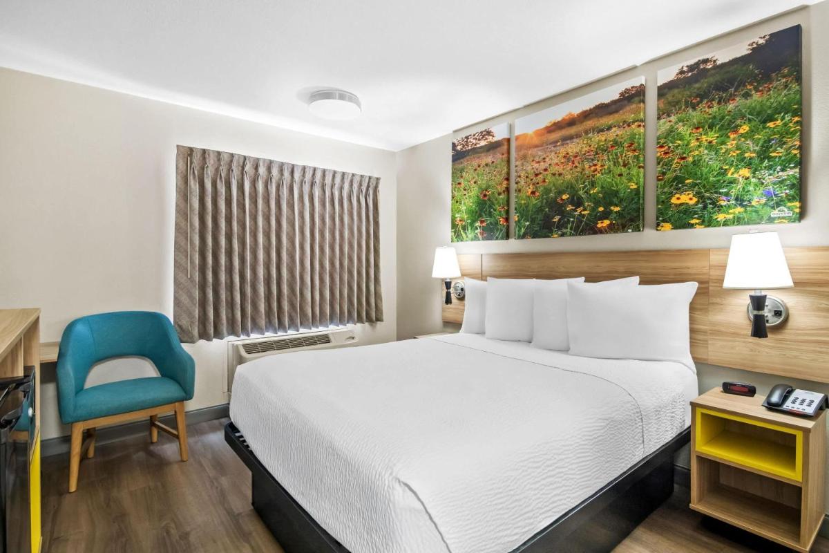 Days Inn & Suites by Wyndham DeSoto - Housity