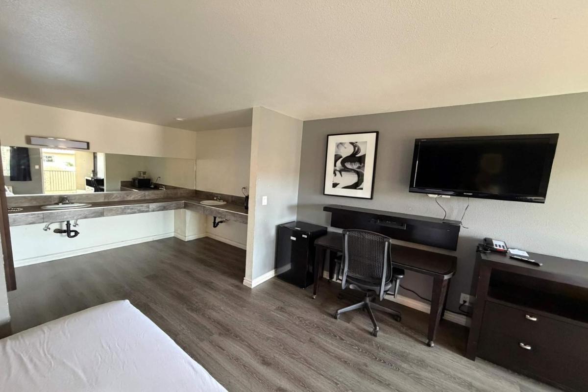 Travelodge by Wyndham Hemet CA - Housity