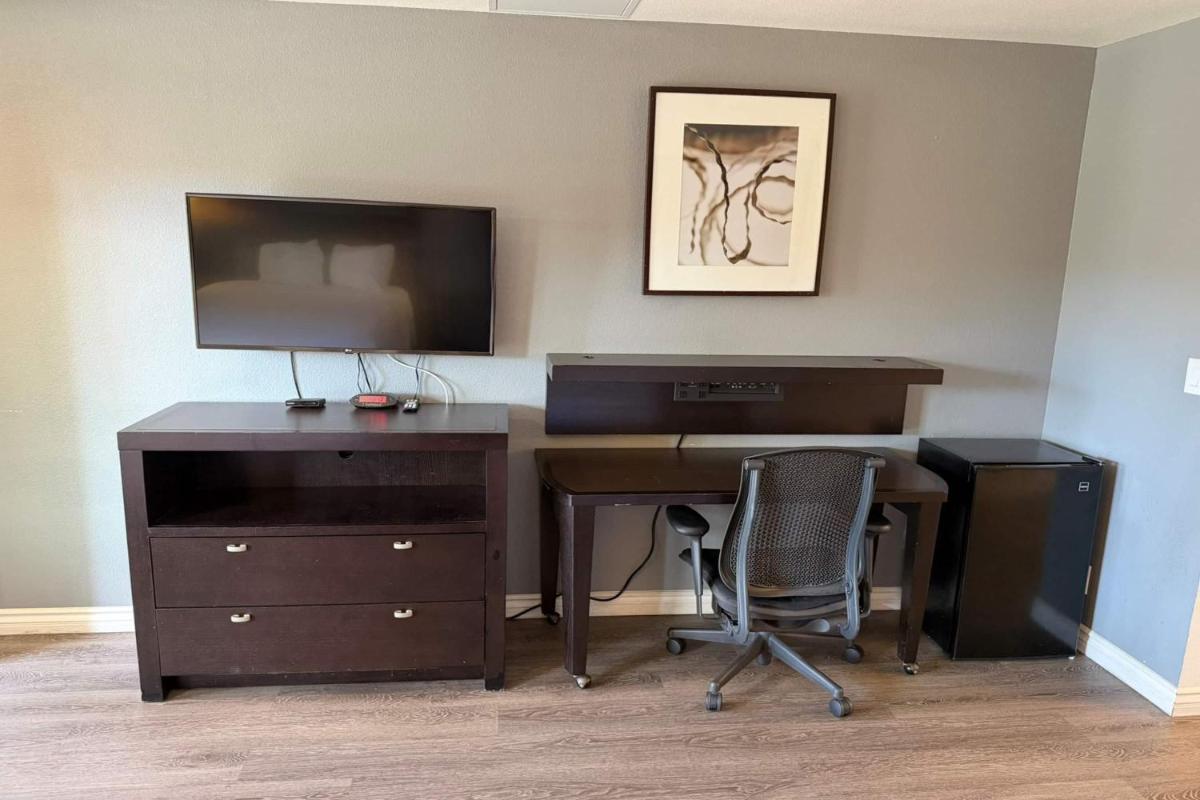 Travelodge by Wyndham Hemet CA - Housity