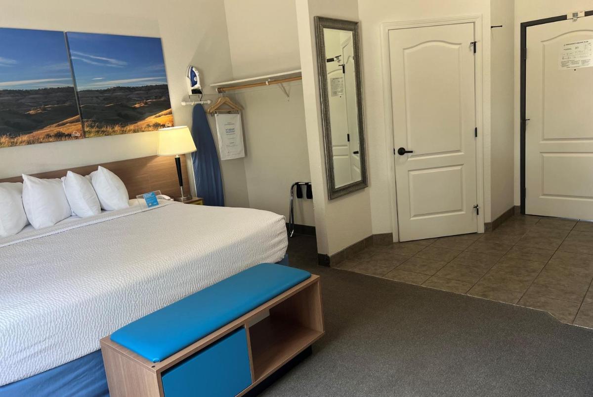 Days Inn & Suites by Wyndham Columbus NE - Housity