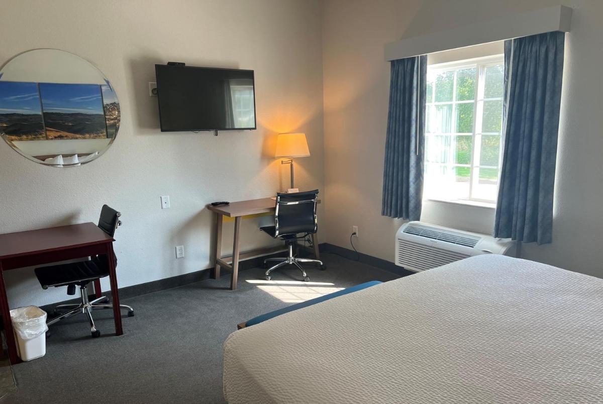 Days Inn & Suites by Wyndham Columbus NE - Housity