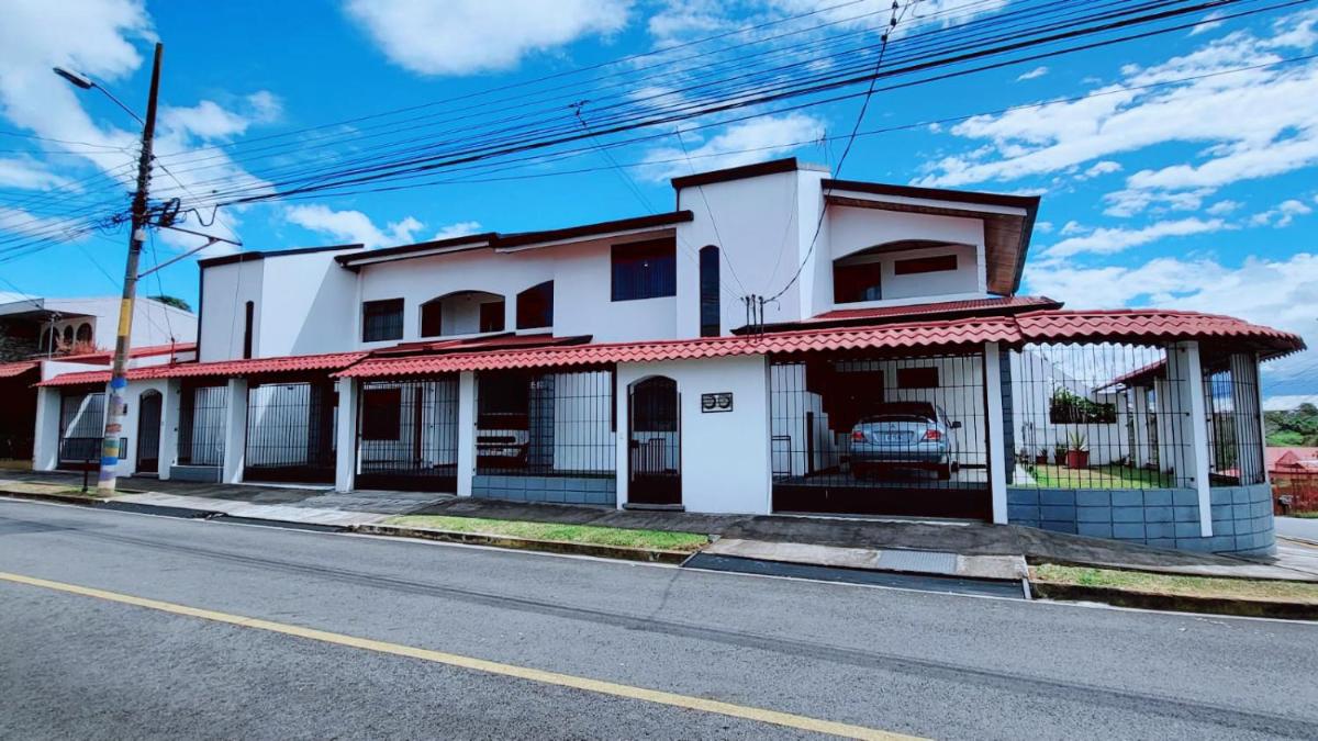 Don Carlos Place UPPER UNIT - Housity