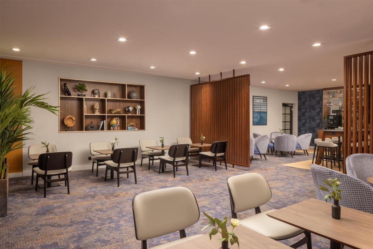 Ein Sitzbereich in der Unterkunft Hilton Düsseldorf