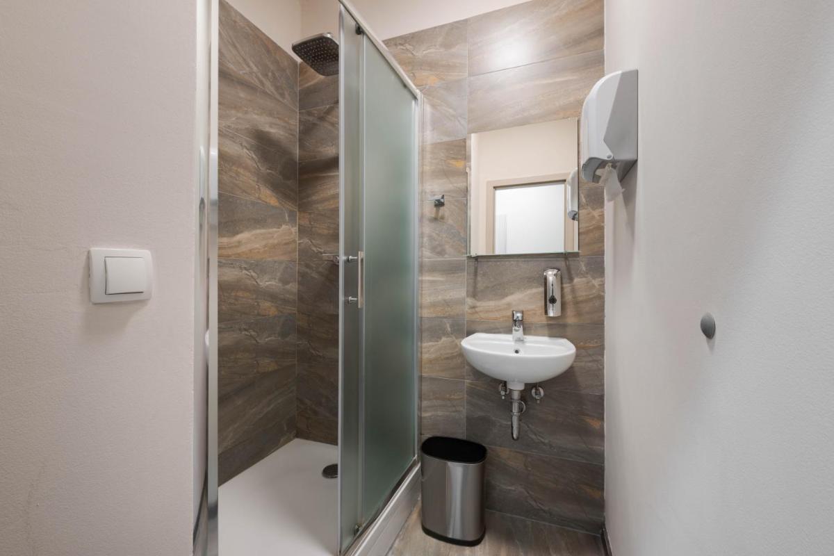 ROYAL ROOMS*** - Housity