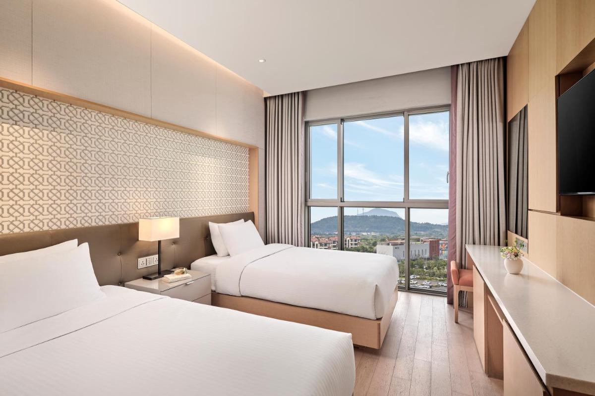 Landing Jeju Shinhwa World Hotel - Housity