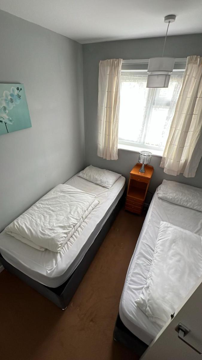 3 Bedroom House With Balcony Close To Beach - Housity