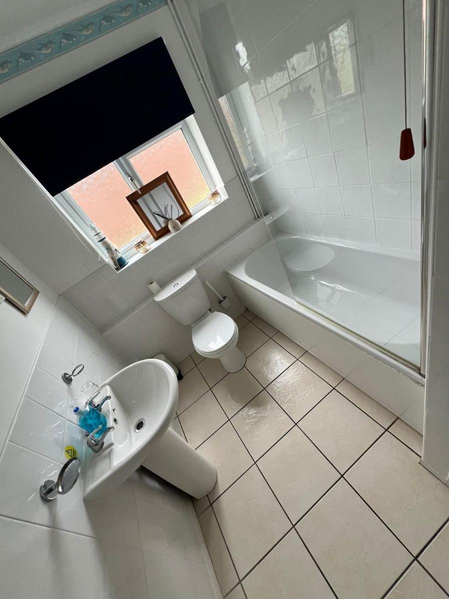 3 Bedroom House With Balcony Close To Beach - Housity