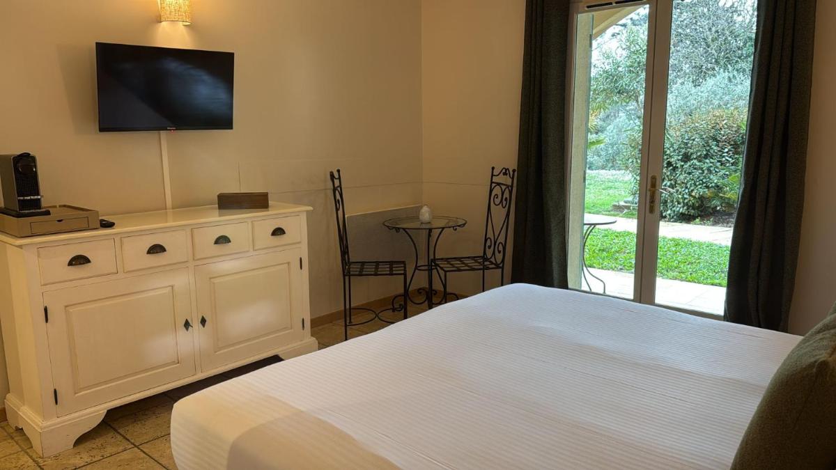 Télévision ou salle de divertissement dans l'établissement CÉRÈS - Boutique-Hôtel & Spa