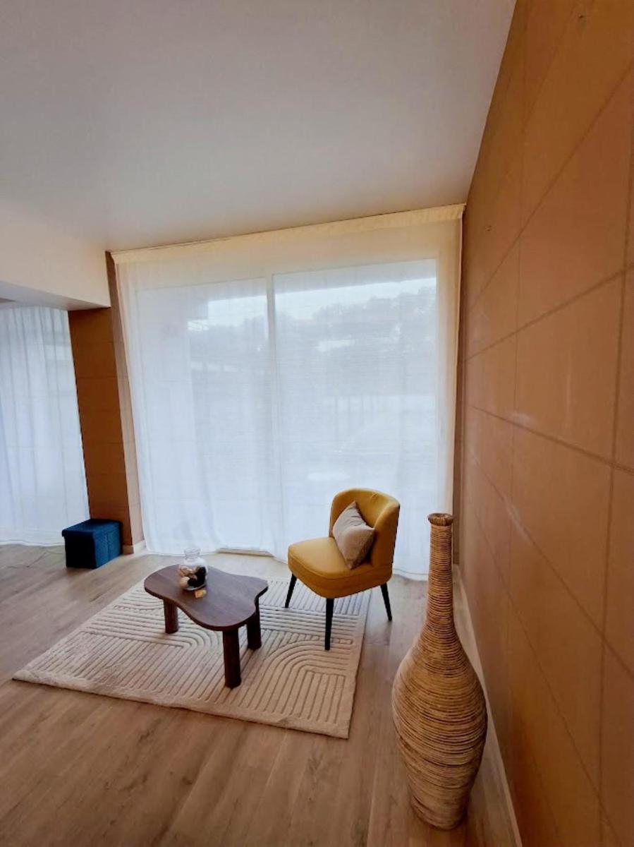 Coin salon dans l'établissement Le Churchill Hôtel & Spa