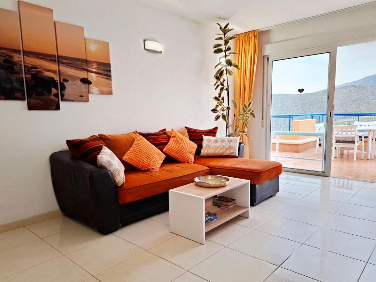 Cozy 2 Bedroom Apartment in Costa Adeje - Hizvo