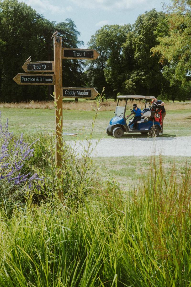 Jardin de l'établissement Domaine Du Roncemay - Hôtel, Restaurants, Spa & Golf