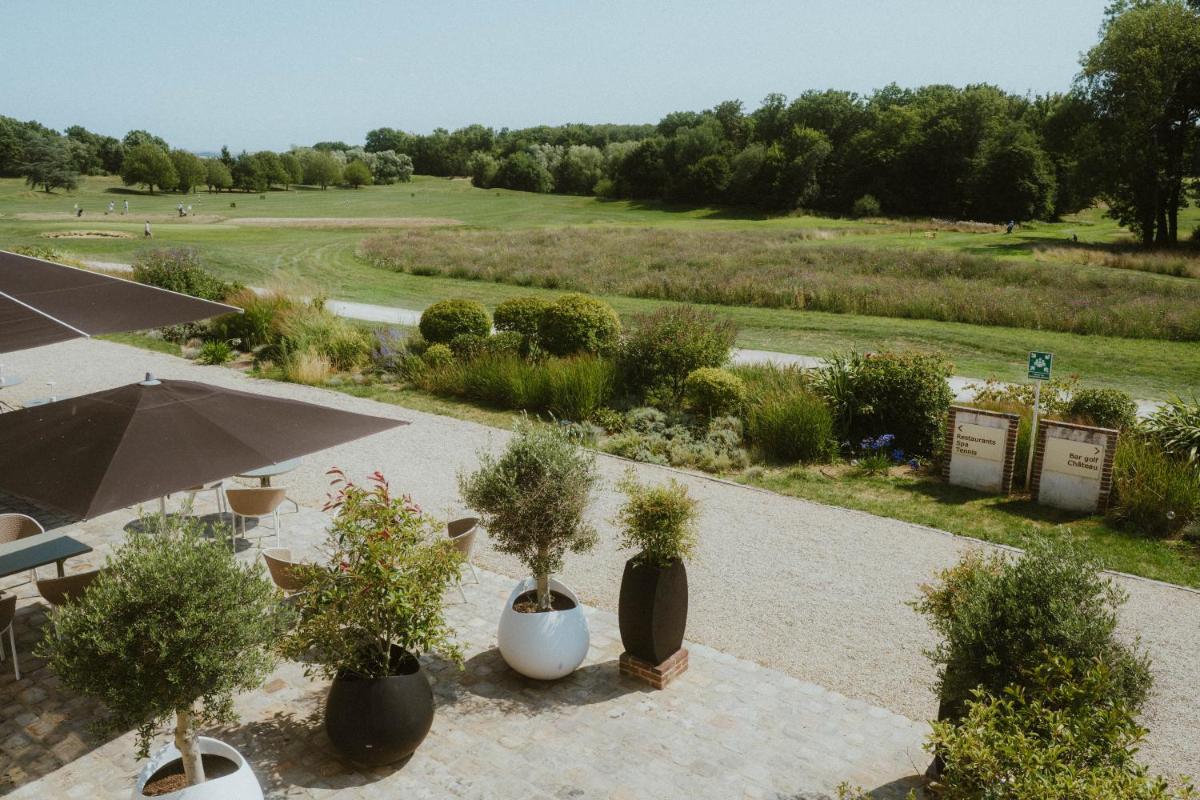 Jardin de l'établissement Domaine Du Roncemay - Hôtel, Restaurants, Spa & Golf