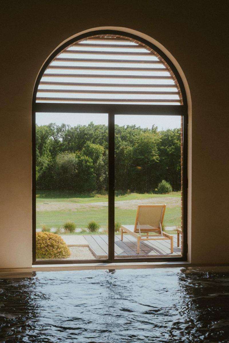 Piscine de l'établissement Domaine Du Roncemay - Hôtel, Restaurants, Spa & Golf ou située à proximité