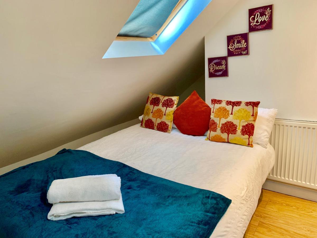 1 Bedroom Apartment, Reception ,Kitchenette, Private Bathroom - Housity