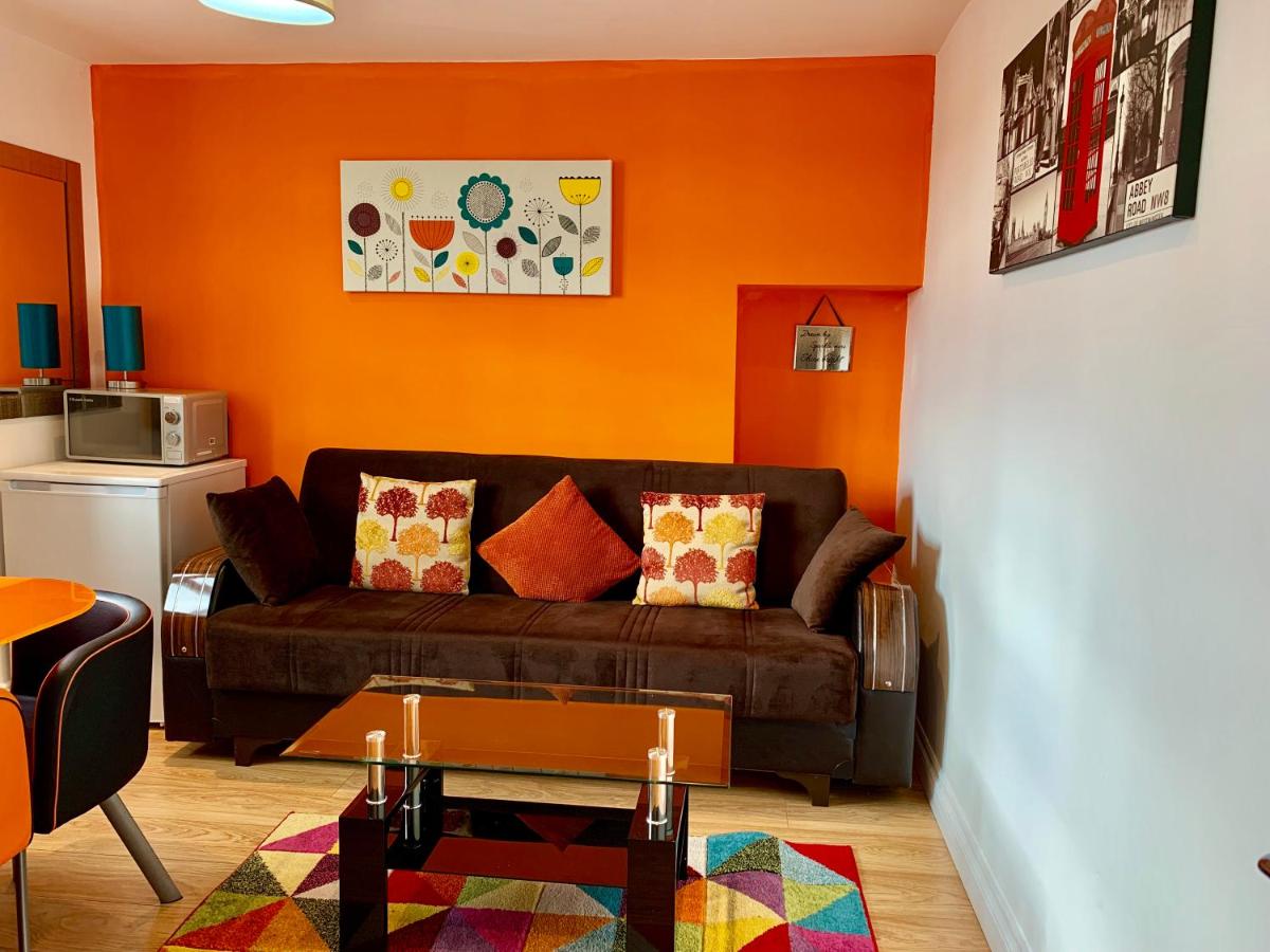 1 Bedroom Apartment, Reception ,Kitchenette, Private Bathroom - Housity