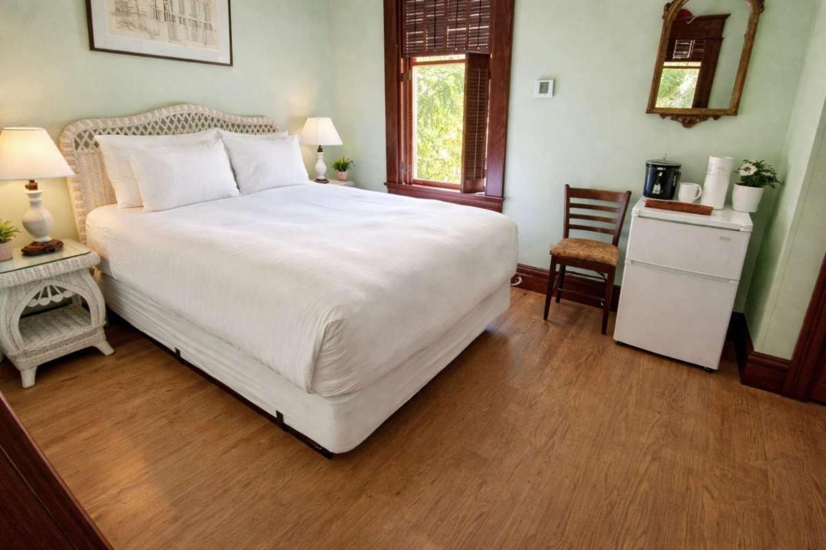 Classic Queen - Curry Mansion with Heated Pool - Hizvo