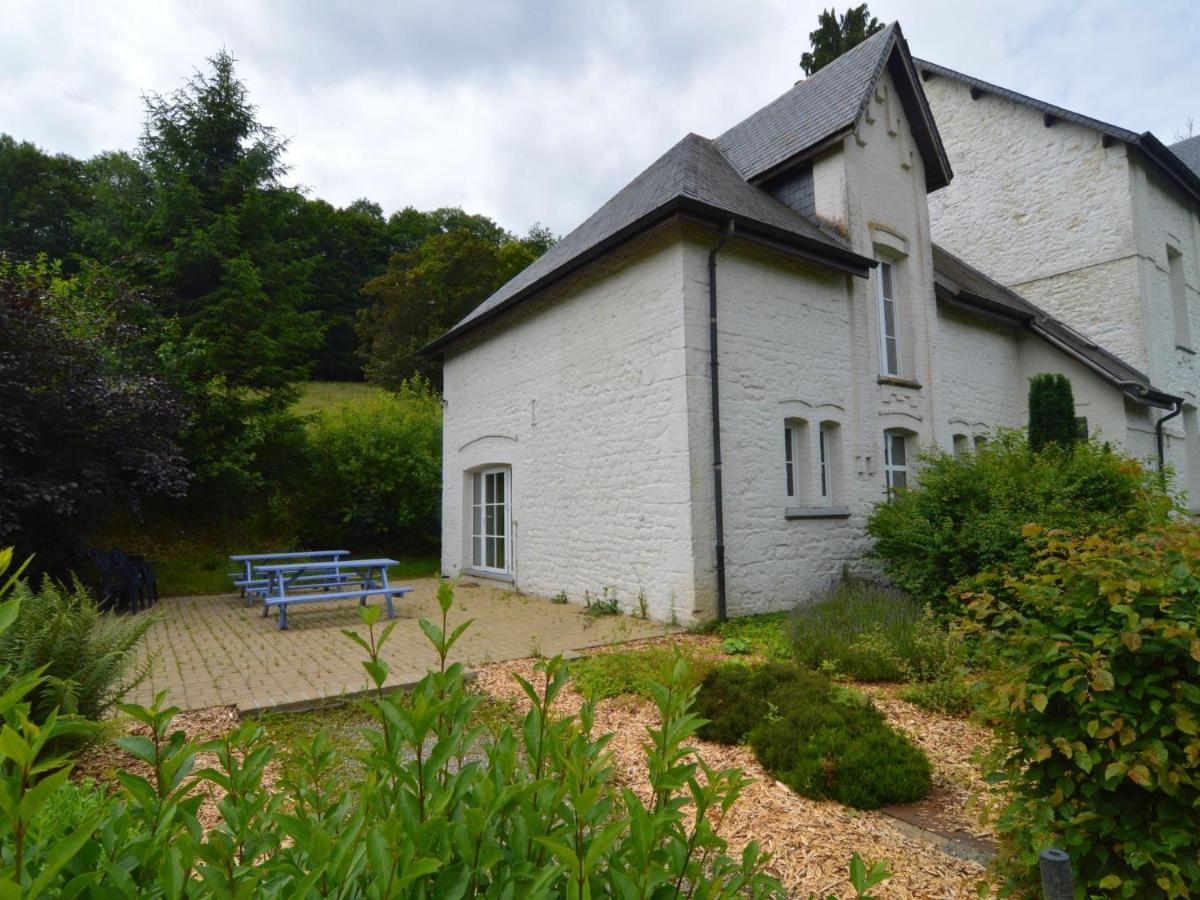 House adjoining mansion for a pleasant stay in the region of Chimay - Housity