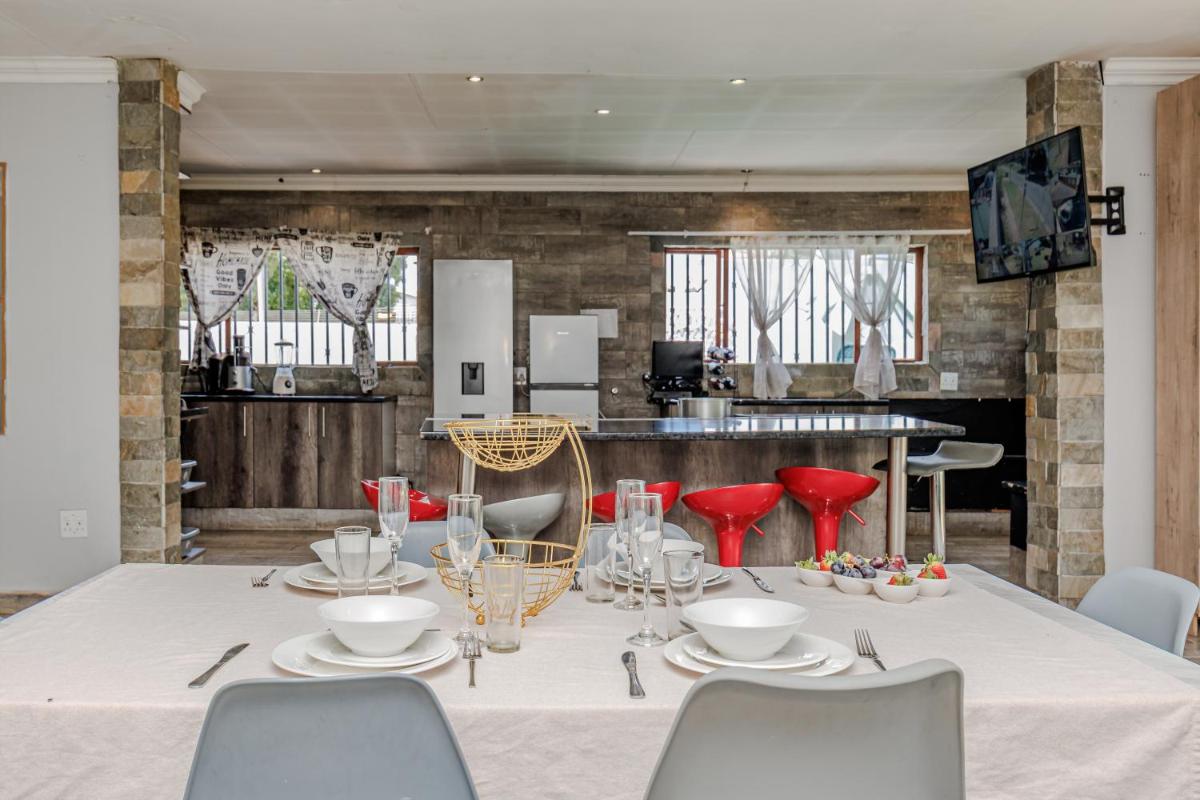 Phindulo Bed and Breakfast - No Loadshedding, Smart TVs & unlimited free fibre wifi - Housity
