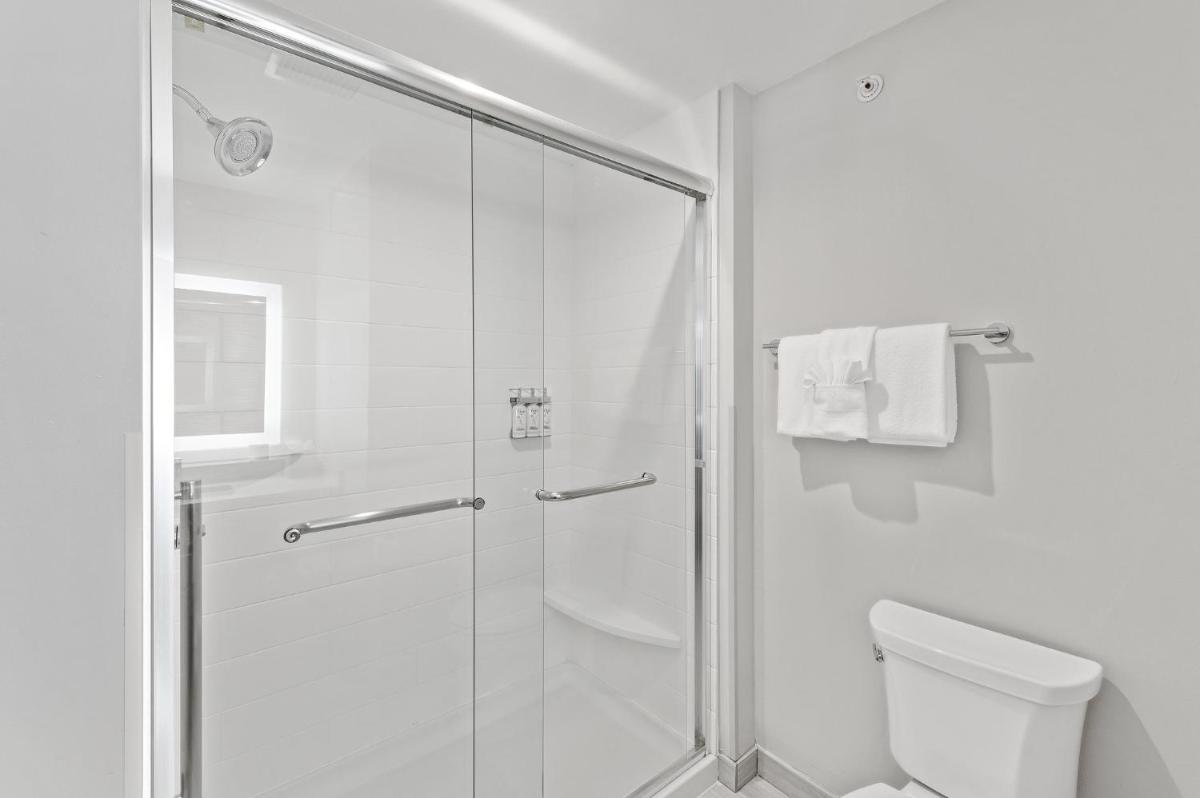 Holiday Inn Express & Suites White Hall by IHG - Housity