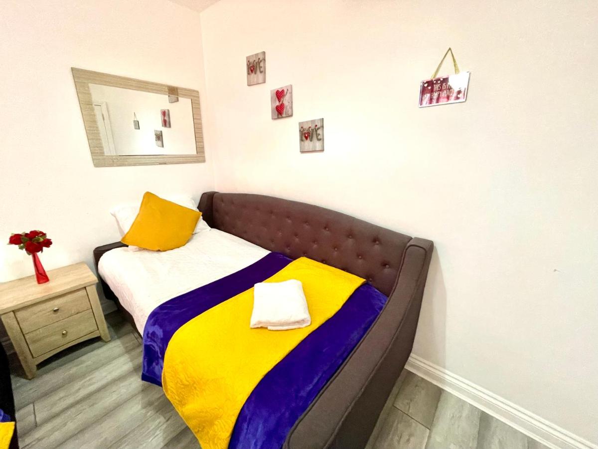 London Luxury Apartment, Private Bathroom - Housity