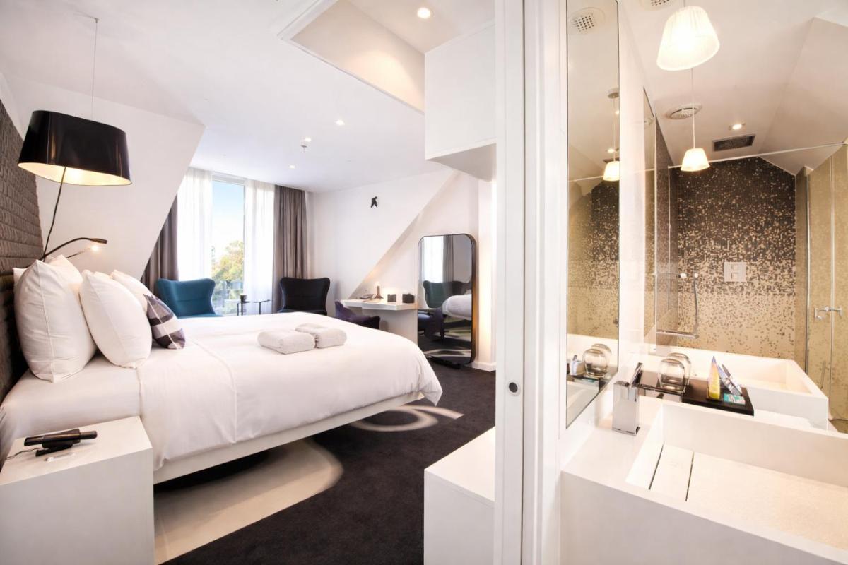 une chambre d'hôtel avec un lit et une salle de bains dans l'établissement Vertigo Hotel, By Marriott, a Member of Design Hotels, à Dijon