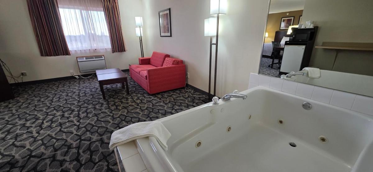 Quality Inn & Suites Eldridge Davenport North - Housity