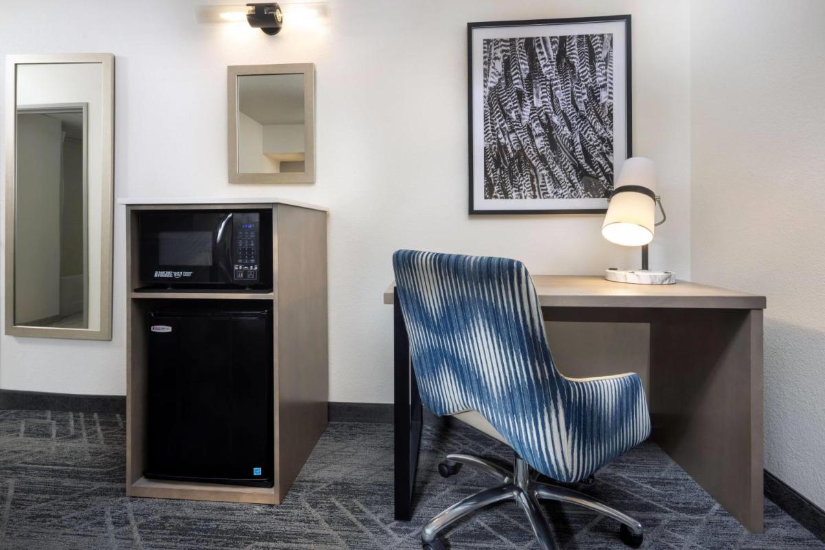 La Quinta Inn & Suites by Wyndham Downtown Asheville - Housity
