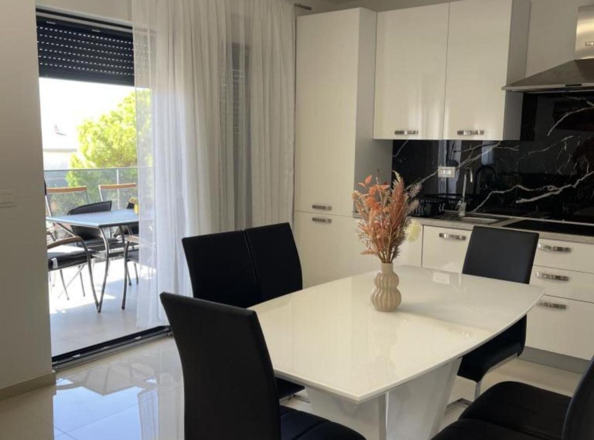 Apartment Rogoznica - Housity