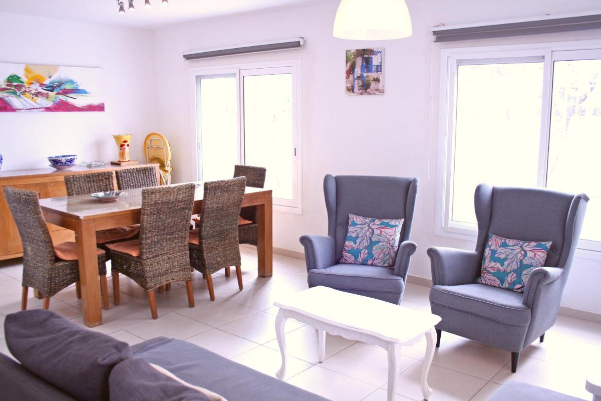 Charming seafront villa - Housity