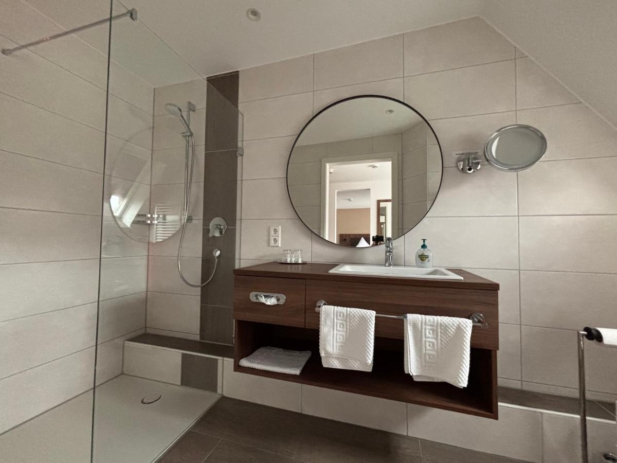 Hotel Krone Neuenburg - Housity