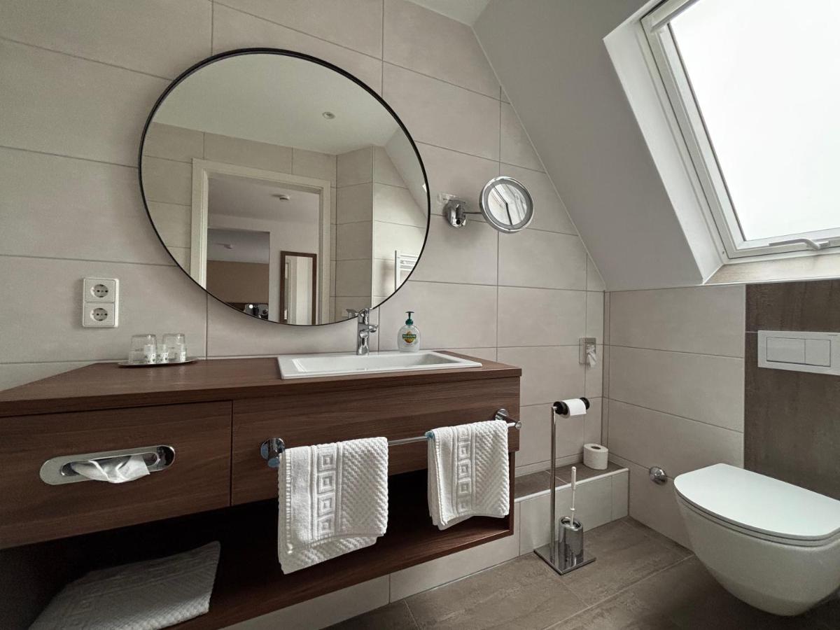 Hotel Krone Neuenburg - Housity