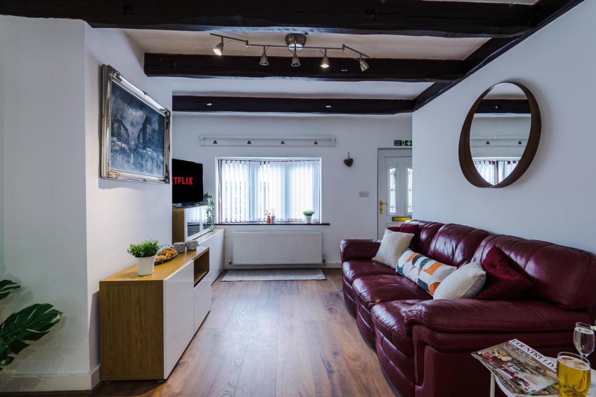 Spacious 4-Bed House Near Wigan Warrington - Housity