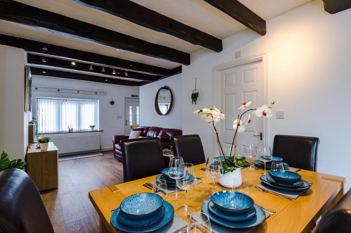 Spacious 4-Bed House Near Wigan Warrington - Housity
